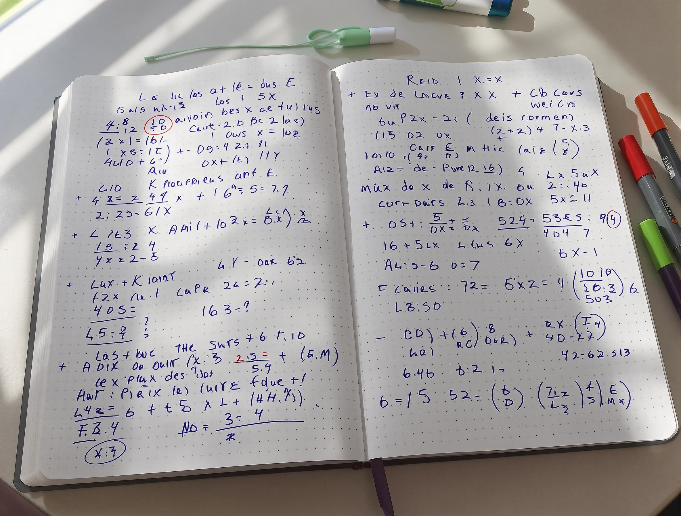 Cahier d’exercices de calcul littéral pour élèves de 4ᵉ, avec des pièges identifiés en couleur.