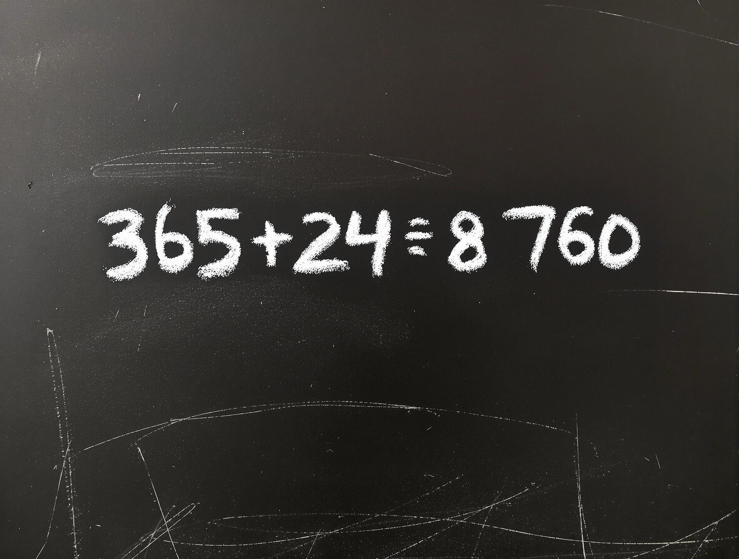 calcul griffonné sur tableau noir avec l'équation 365×24=8 760