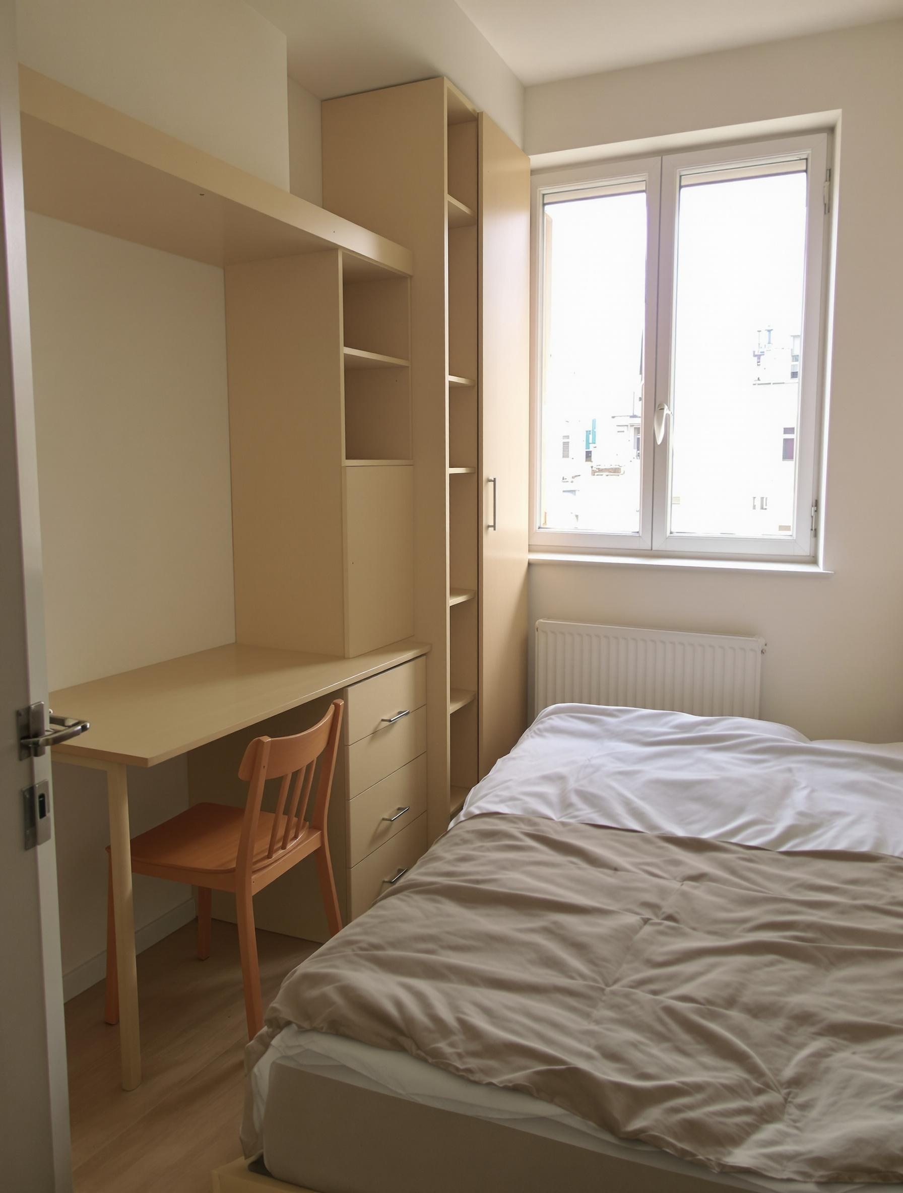 Chambre d’internat standard à Caen, lit simple, bureau, rangements, lumière naturelle modérée