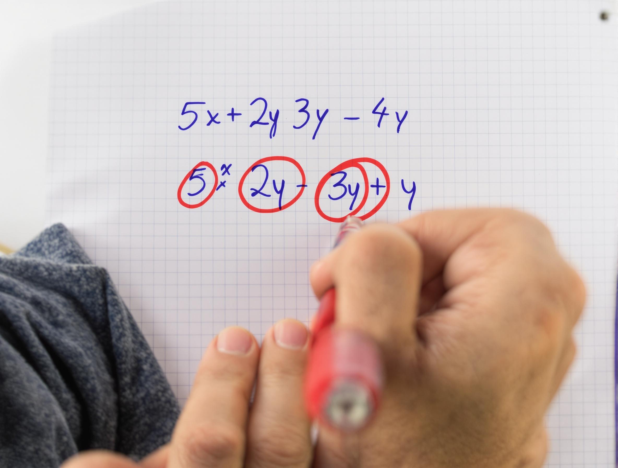 Illustration d’un élève regroupant les termes semblables dans une expression littérale.