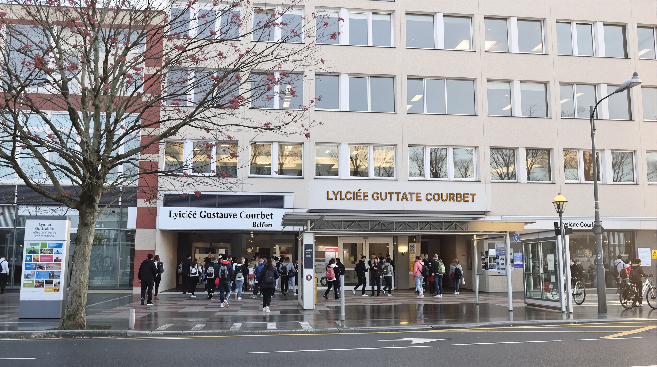 Entrée du Lycée Courbet avec arrêt de bus et élèves arrivant à pied.