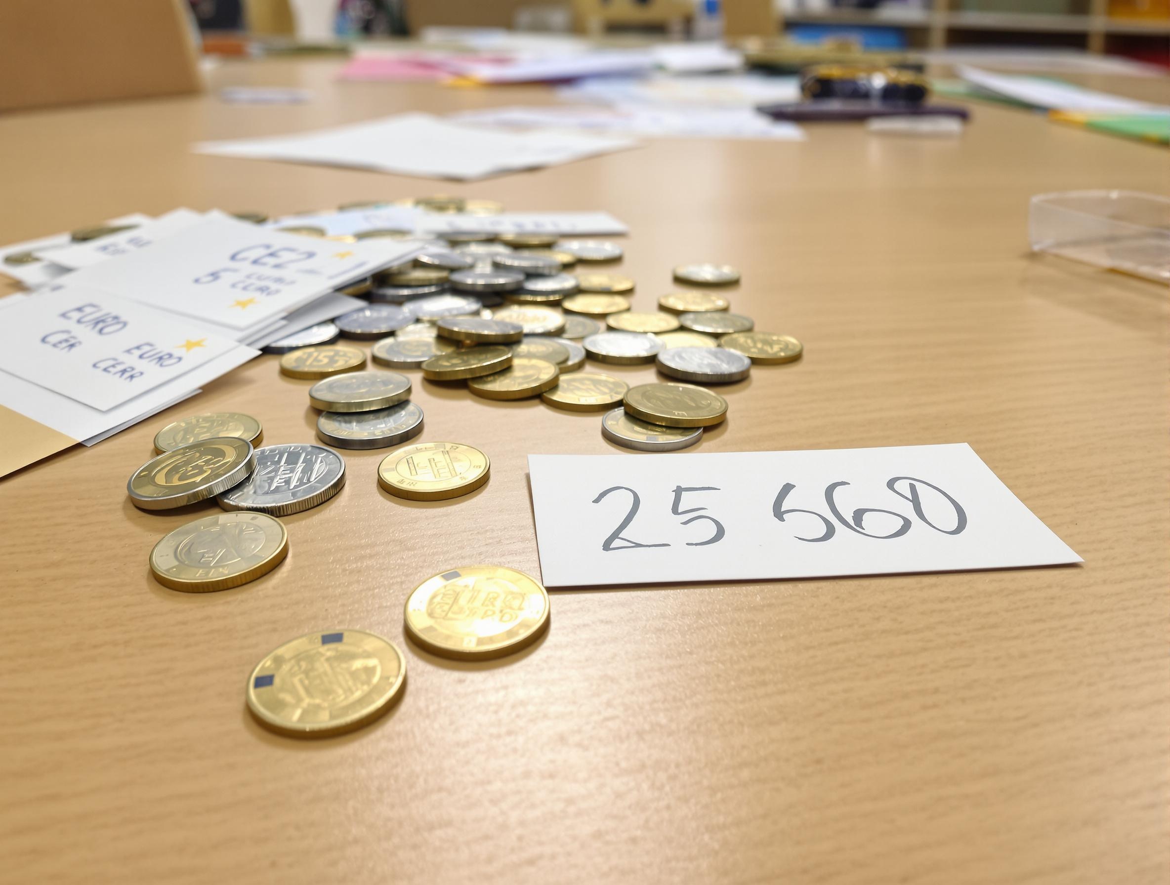 Matériel concret pour exercice CE2 – euros et centimes dispersés sur table