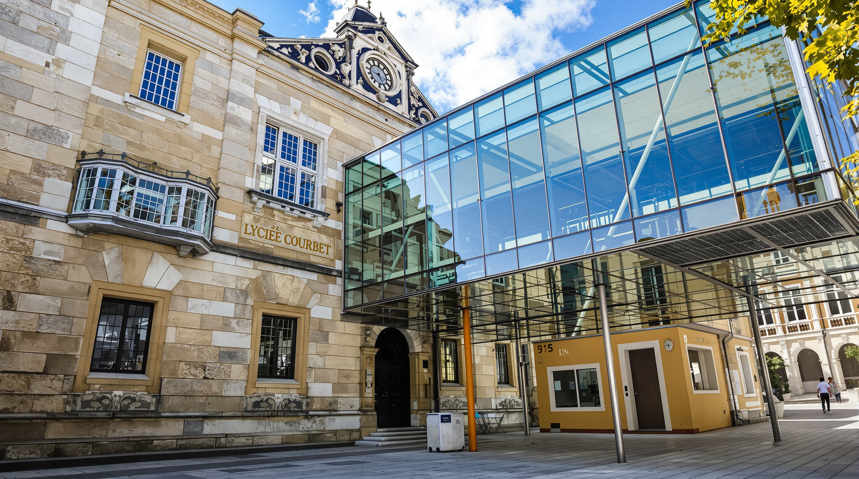 Façade historique et extension moderne du Lycée Courbet à Belfort.
