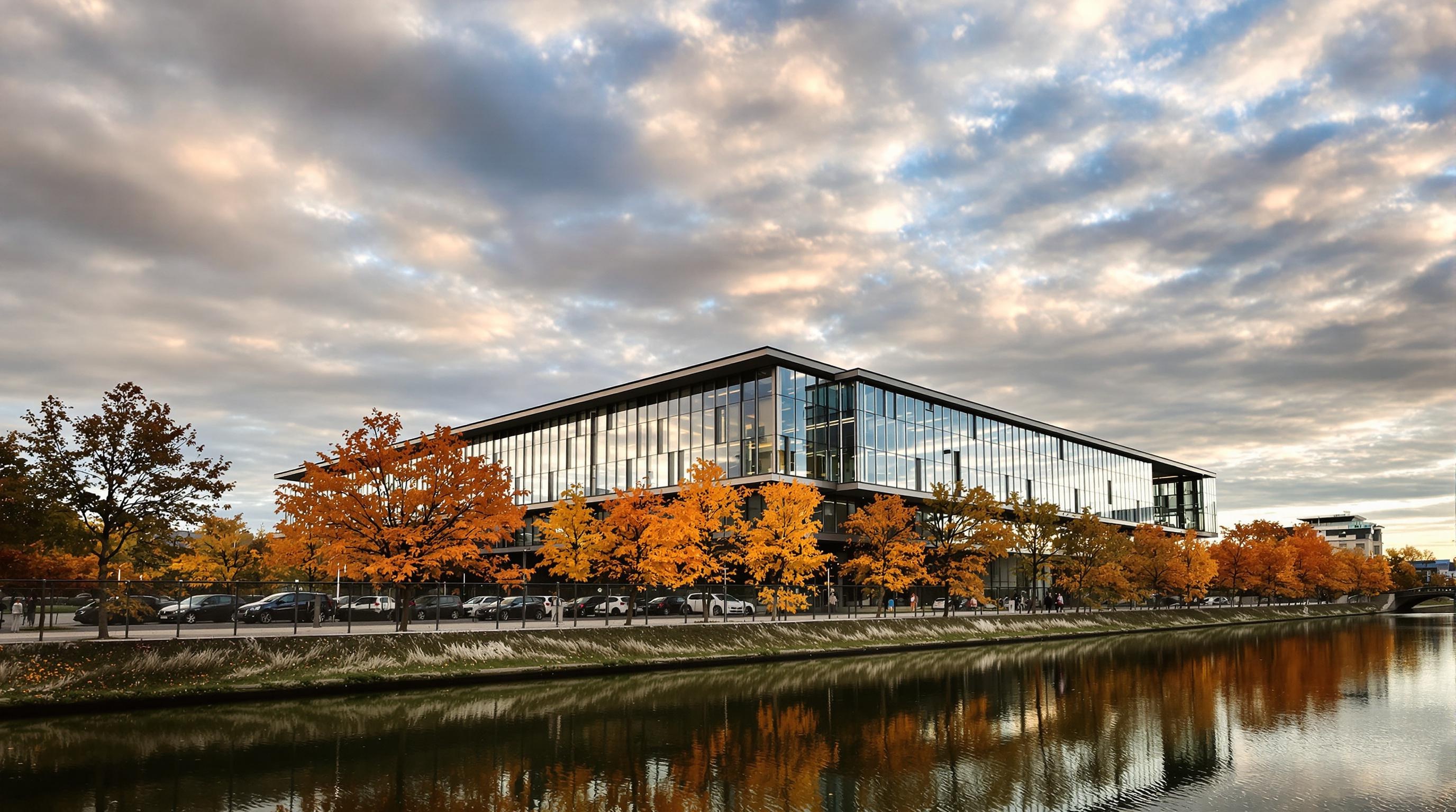 Façade moderniste de l’EIVP longeant le canal de l’Ourcq sous un ciel d’automne