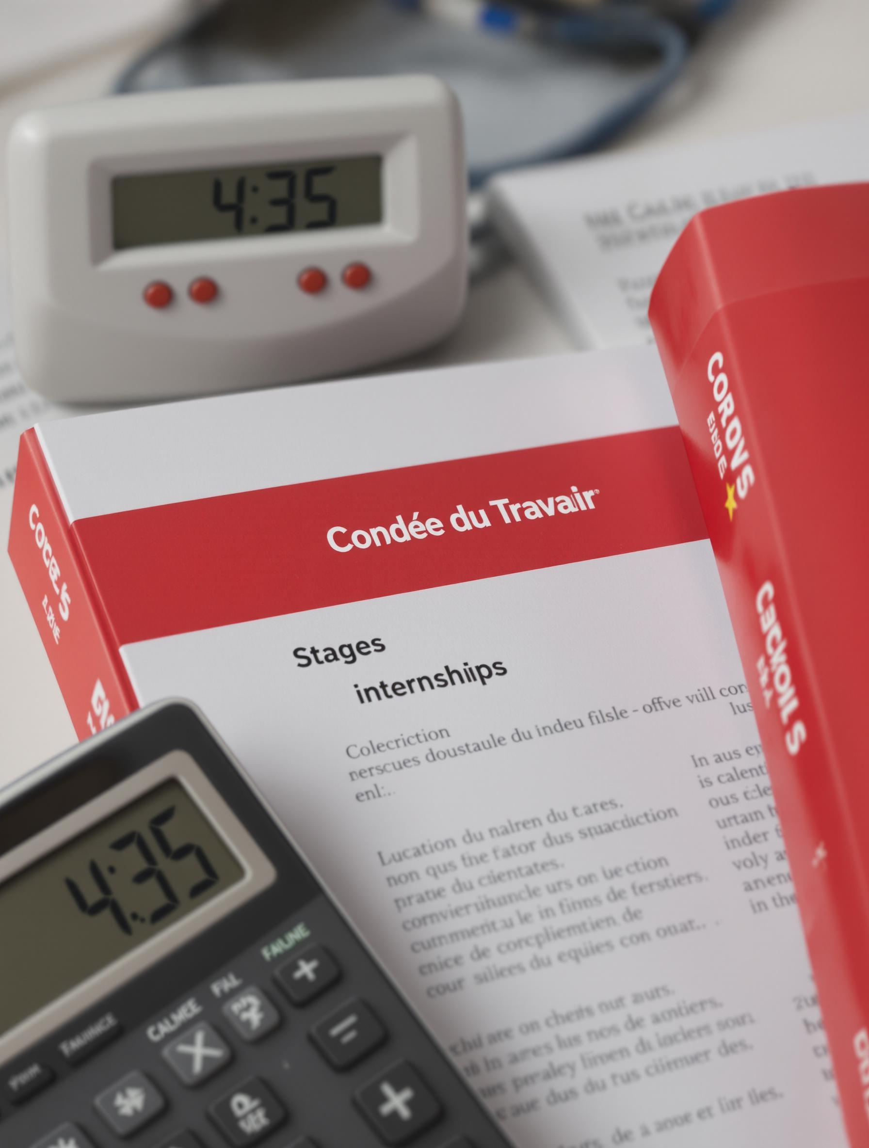 Gros plan sur le Code du travail ouvert à la section stages, avec une calculette affichant 4,35 €.